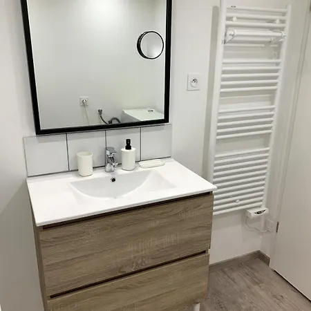 Appartement 2 Bedrooms, 3 Beds, Private Terrace, 30 M From *